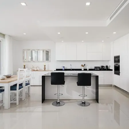 Gorgeous Marina View Apartment, Close To The Beach *